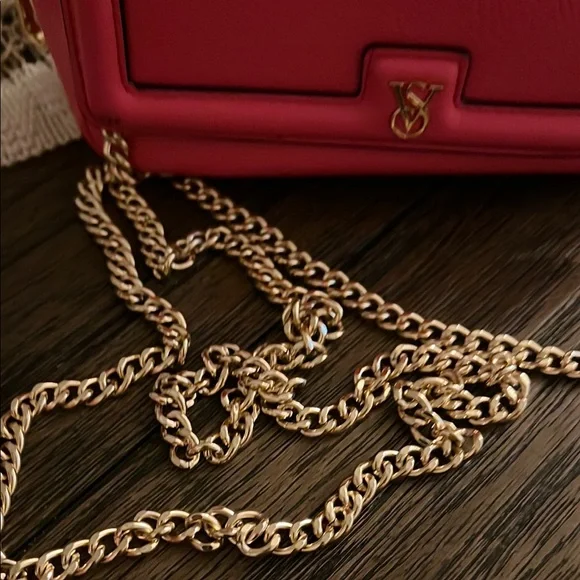 Stylish Red Chain Shoulder Bag - Picture 2 of 8